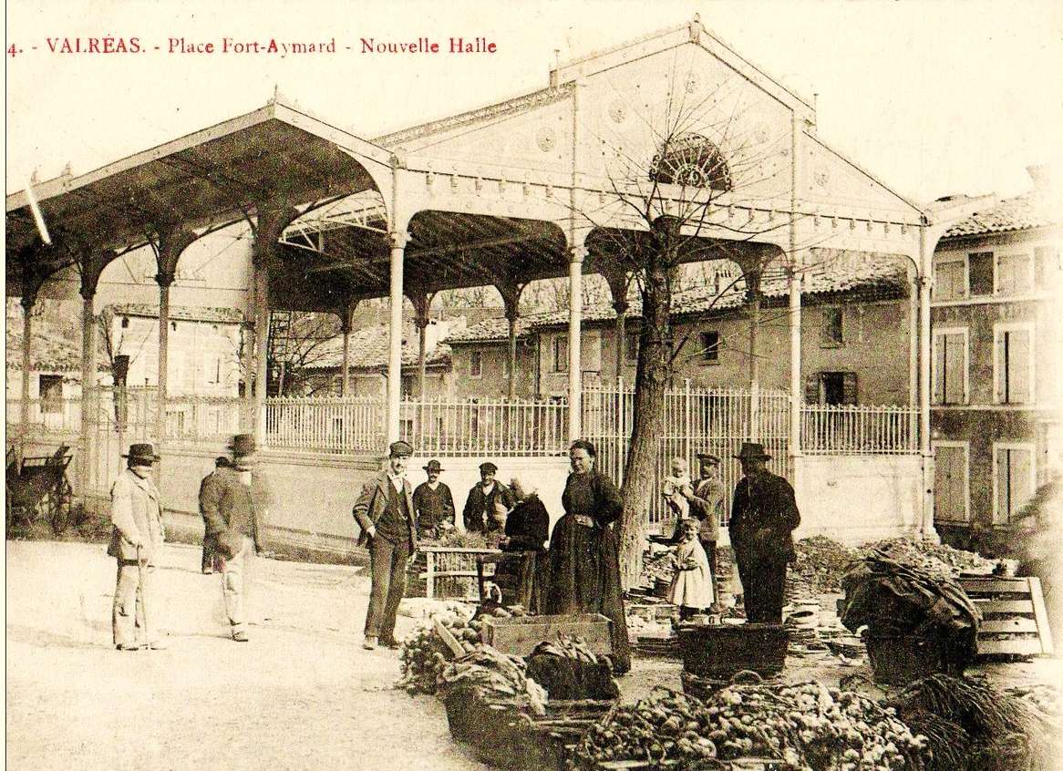 Carte postale ancienne montrant les halles couvertes de Valréas et leur charpente métallique