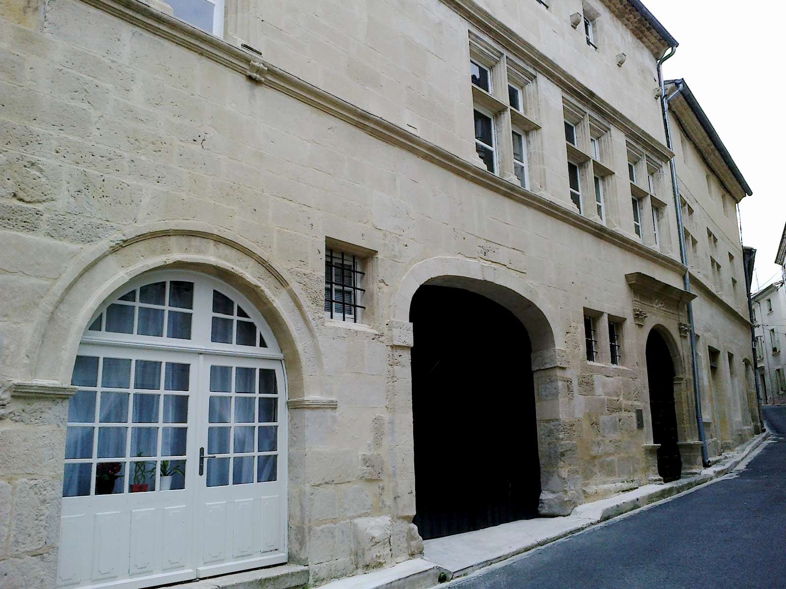 La façade en pierre de taille de l'hôtel d'Inguimbert, Grande-Rue à Valréas, avec ses fenêtres à meneaux