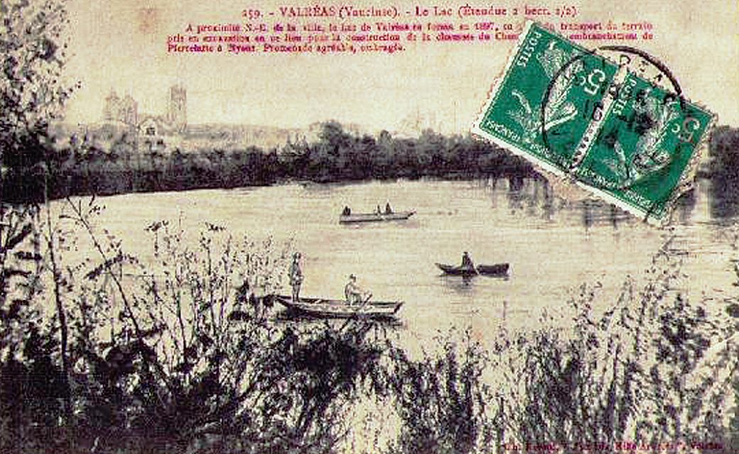 Le lac de Valréas en 1914, avec deux barques et des roseaux au premier plan