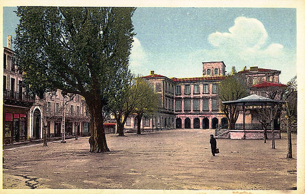 Carte postale ancienne de la place Aristide-Briand à Valréas, avec un kiosque et de grands arbres