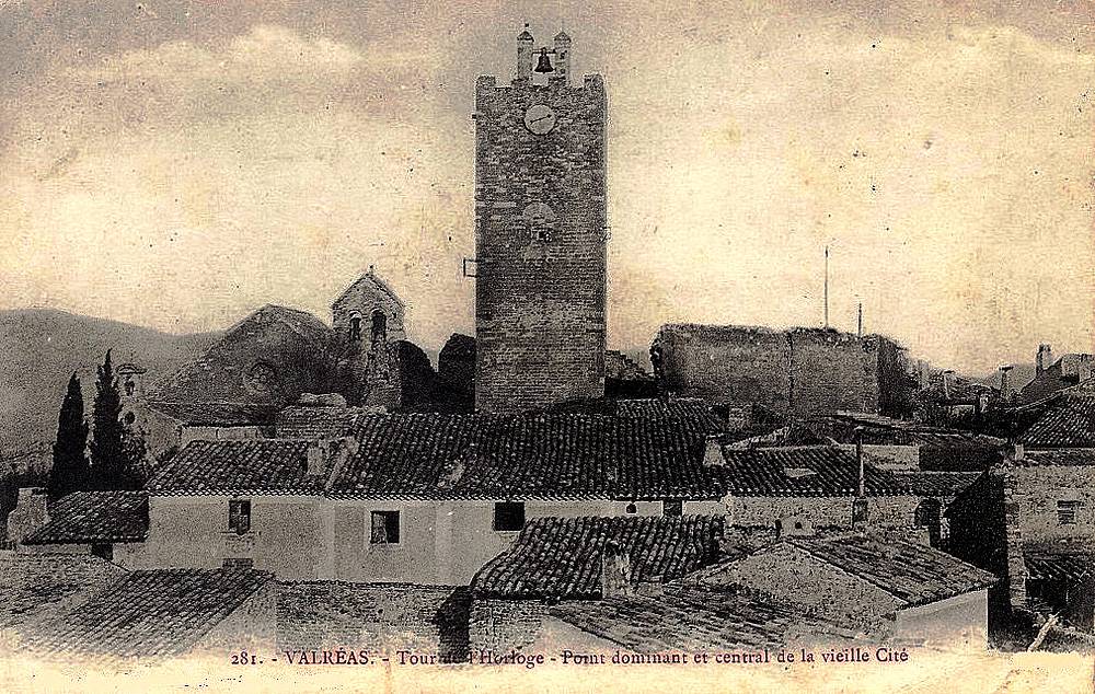 La tour de l'Horloge de Valréas dominant les toits de la vieille ville, sur une carte postale ancienne
